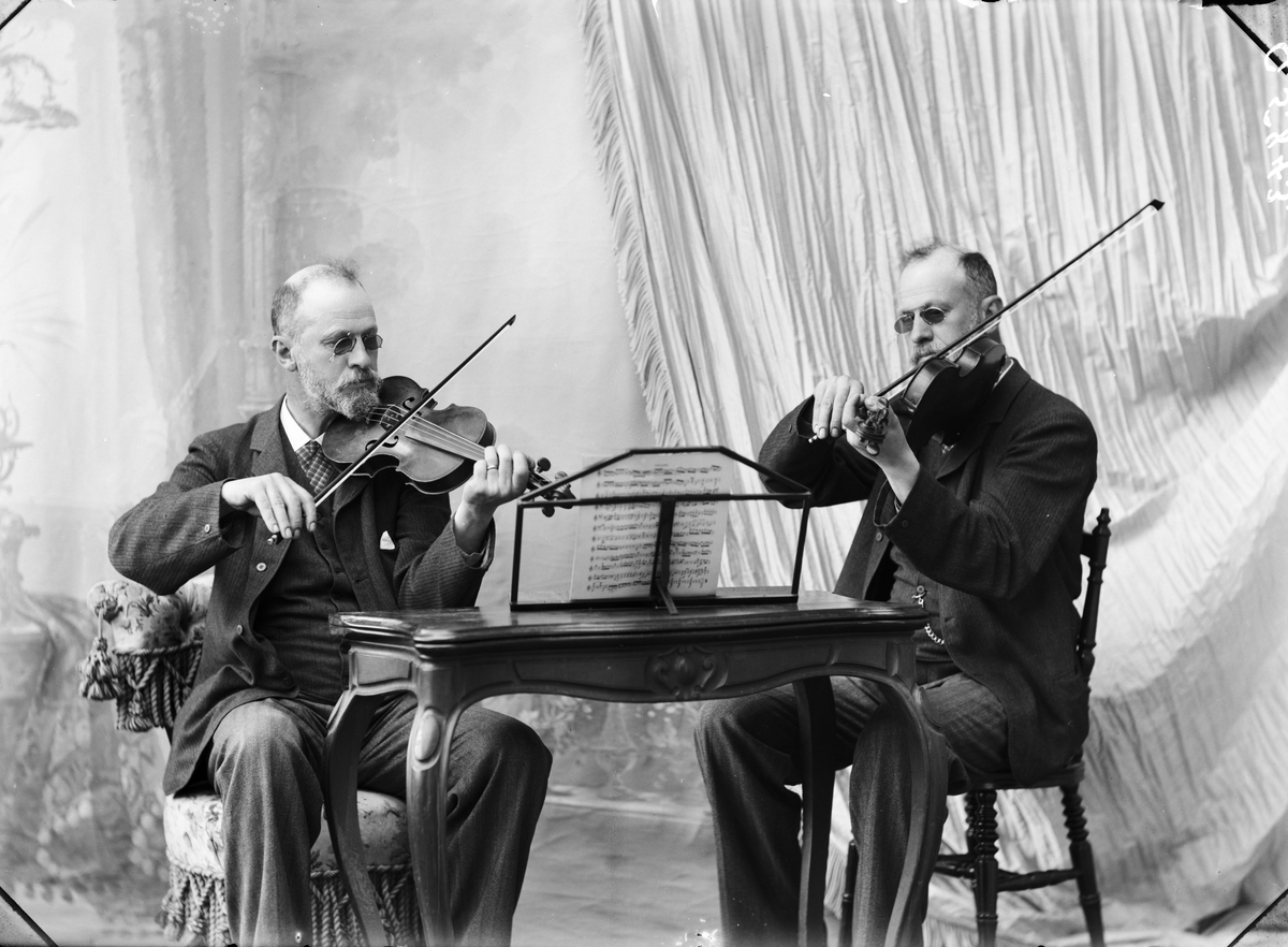Dubbelporträtt. Thorvald Gehrman spelar violin med sig själv. Hedemora 1905. Självporträtt eller möjligen taget av hans fru Hildur.