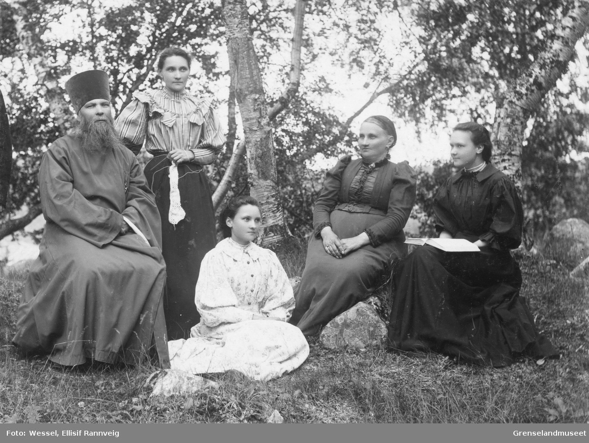 Prest Konstantin Stjsjekoldin med familie i Boris Gleb i 1897.