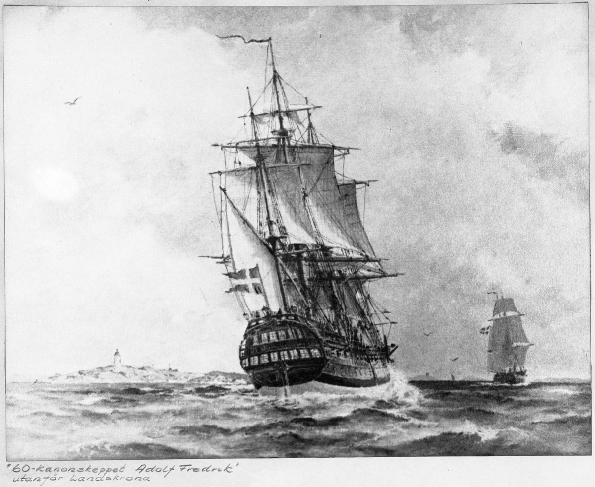 Reproduktion av en målning från Jacob Hägg som visar linjeskepp Adolf Fredrik i fullt fart akterifrån. Skeppet följer ett annat segelfartyg som syns i horisonten. På vänster sidan ser man en ö med fyrtorn.