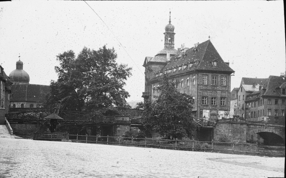 Skioptikonbild med motiv från Bamberg.
Bilden har förvarats i kartong märkt: Resan 1906. Bamberg 8.