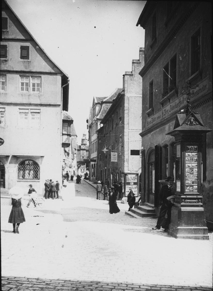 Skioptikonbild med motiv längs gatan Röder Strasse mot Markusturm i Rothenburg.
Bilden har förvarats i kartong märkt: Vårresan 1910. Rothenburg. XXVIII.Text på bild: "Röder Strasse".