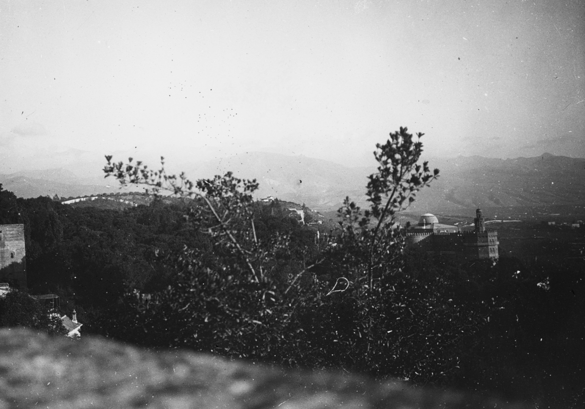 Skioptikonbild med motiv av utsikt över bergskedjan Sierra Nevada.
Bilden har förvarats i kartong märkt: Höstresan 1910. Alhambra 9. N:20. Text på bild: "Utsikter öfver Sierran från Torre de la Vela".