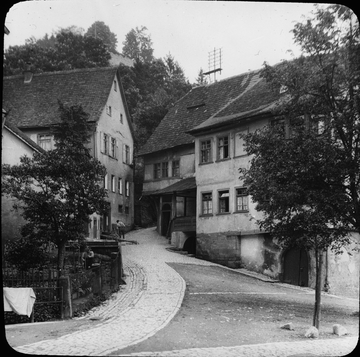 Skioptikonbild med gatumotiv från Schwäbisch Hall.
Bilden har förvarats i kartong märkt: Resan 1911. Schwäbische Hall. XVIII.