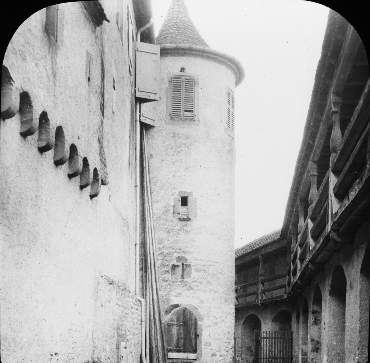 Skioptikonbild med motiv av klostret Comburg.
Bilden har förvarats i kartong märkt: Höstresan 1909. N:25. Text på bild: "Schloss Komburg. Whergang".