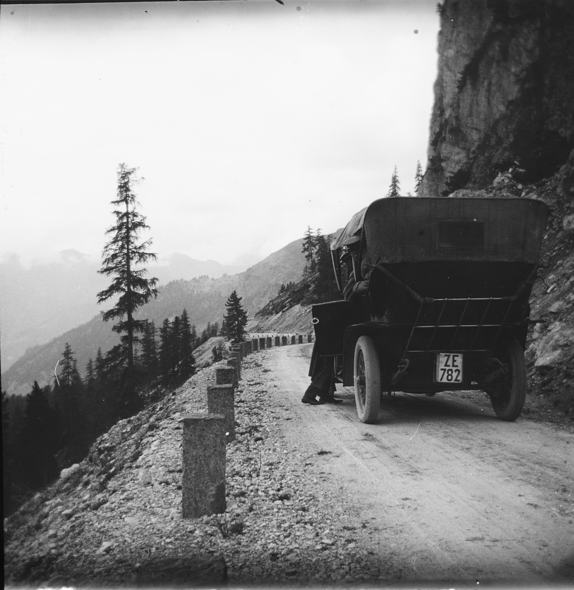 Skioptikonbild med motiv av bil på väg, bergspass, Sydtyrolen.

Bilden har förvarats i kartong märkt: Resan 1909. Meran- Caster.9. N 24.