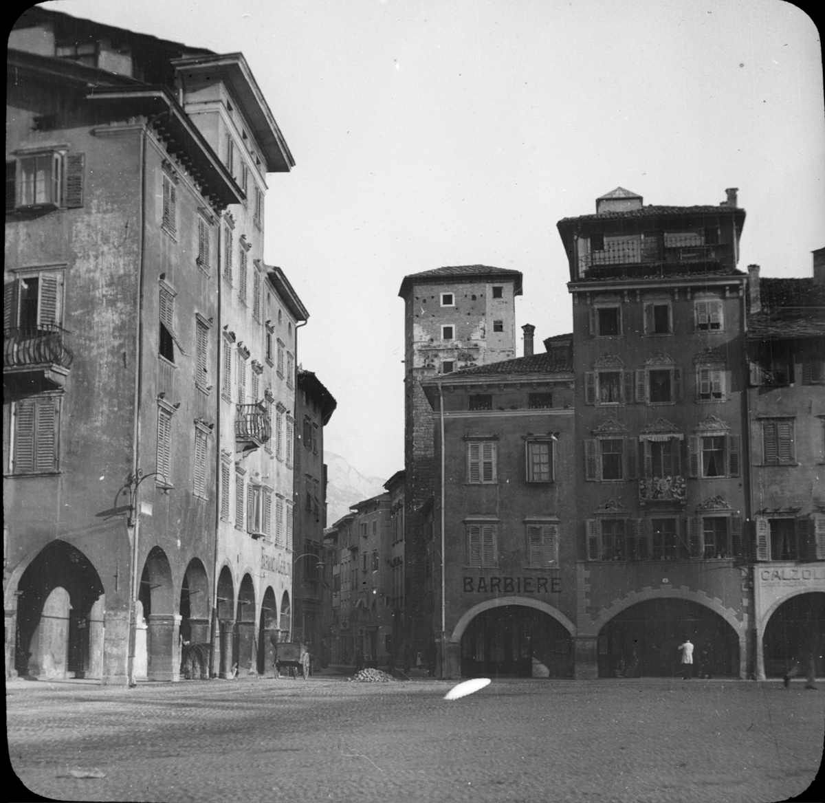 Skioptikonbild med motiv från Piazza del Duomo, Trento.
Bilden har förvarats i kartong märkt: Resan 1909. Trient 7. N:20. Text på bild: "Piazza del Doumo".