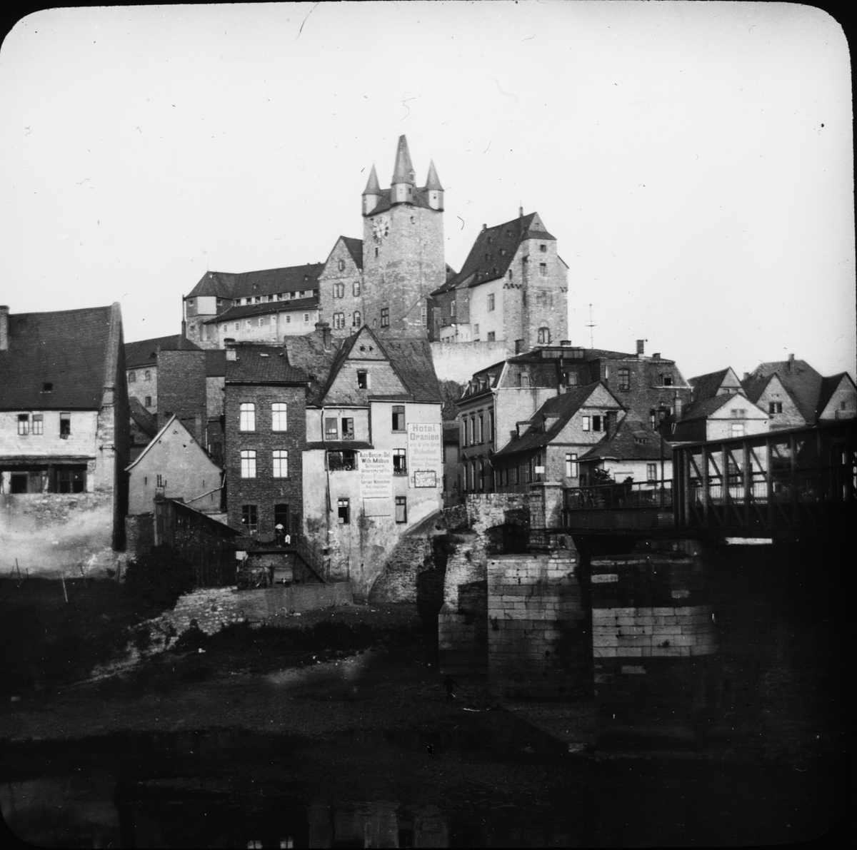 Skioptikonbild med motiv av vy över Diez med borgen.

Bilden har förvarats i kartong märkt: Resan 1908. Amberg. XXX. Text på bild: "Dietz".