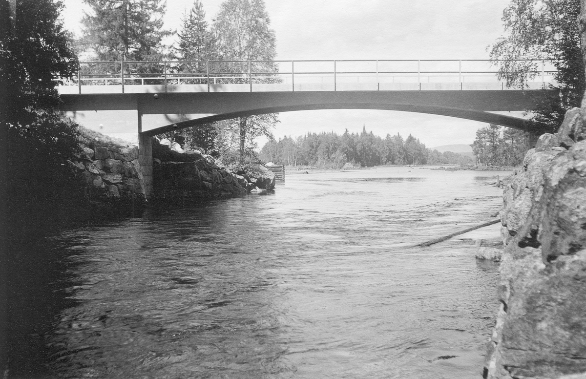 Svärdsjöns reglering. Utlopp. Bro över vänstra grenen, byggd 1930 av Skånska Cemnet.