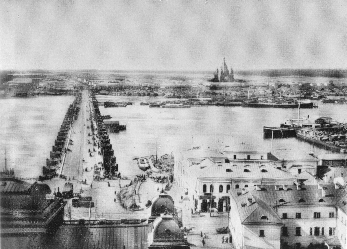 Kurbatovs varv och mekaniska verkstad, Baku.
Bilden ingår i två stora fotoalbum efter direktör Karl Wilhelm Hagelin som arbetade länge vid Nobels oljeanläggningar i Baku.