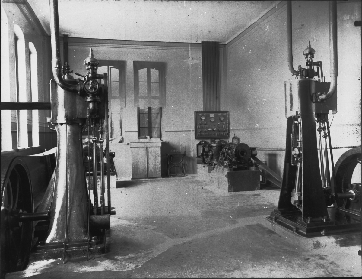 Interiör av Ala sågverks gamla maskinrum omkring 1892.