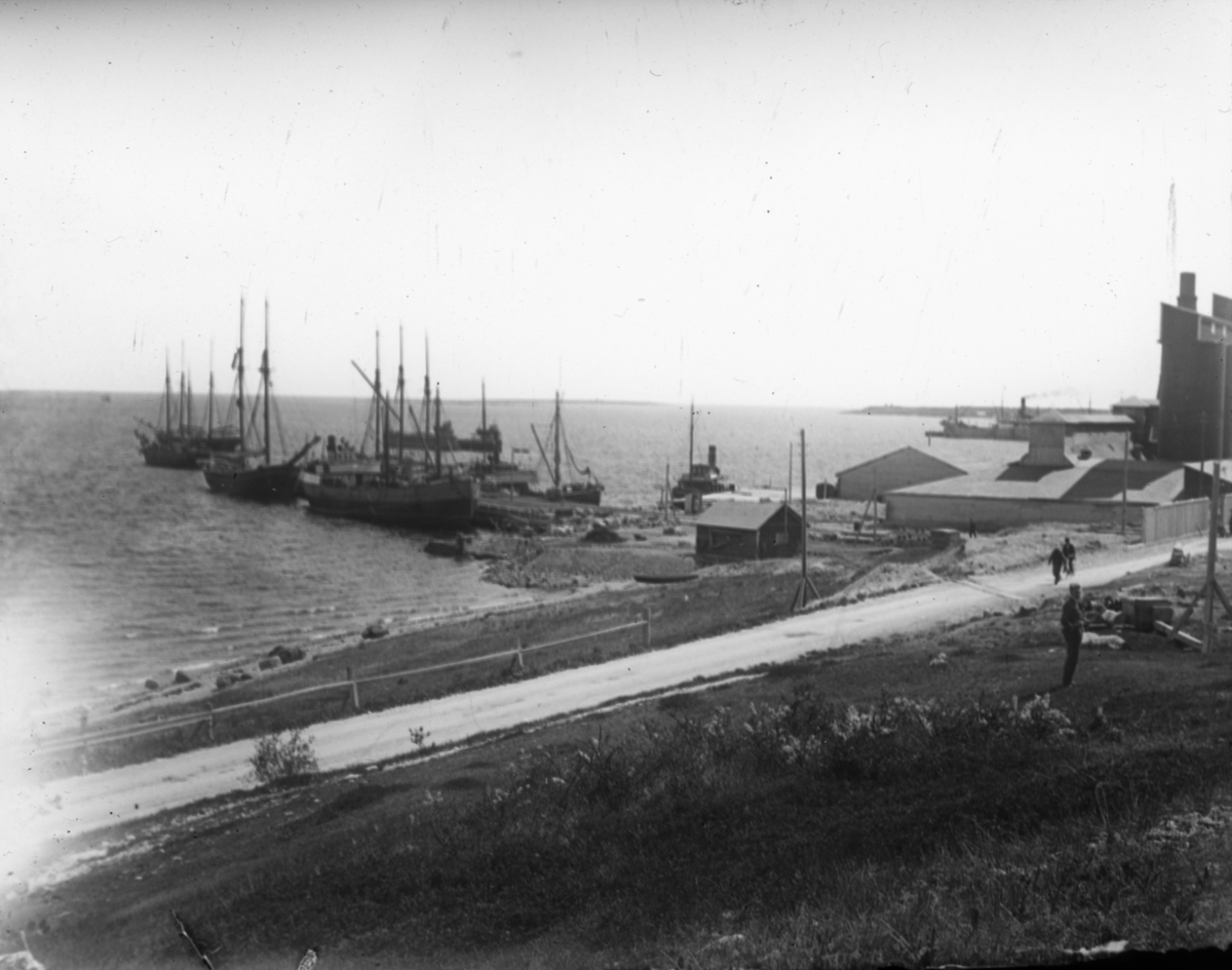 Skioptikonbild med motiv av skepp i okänd hamn.