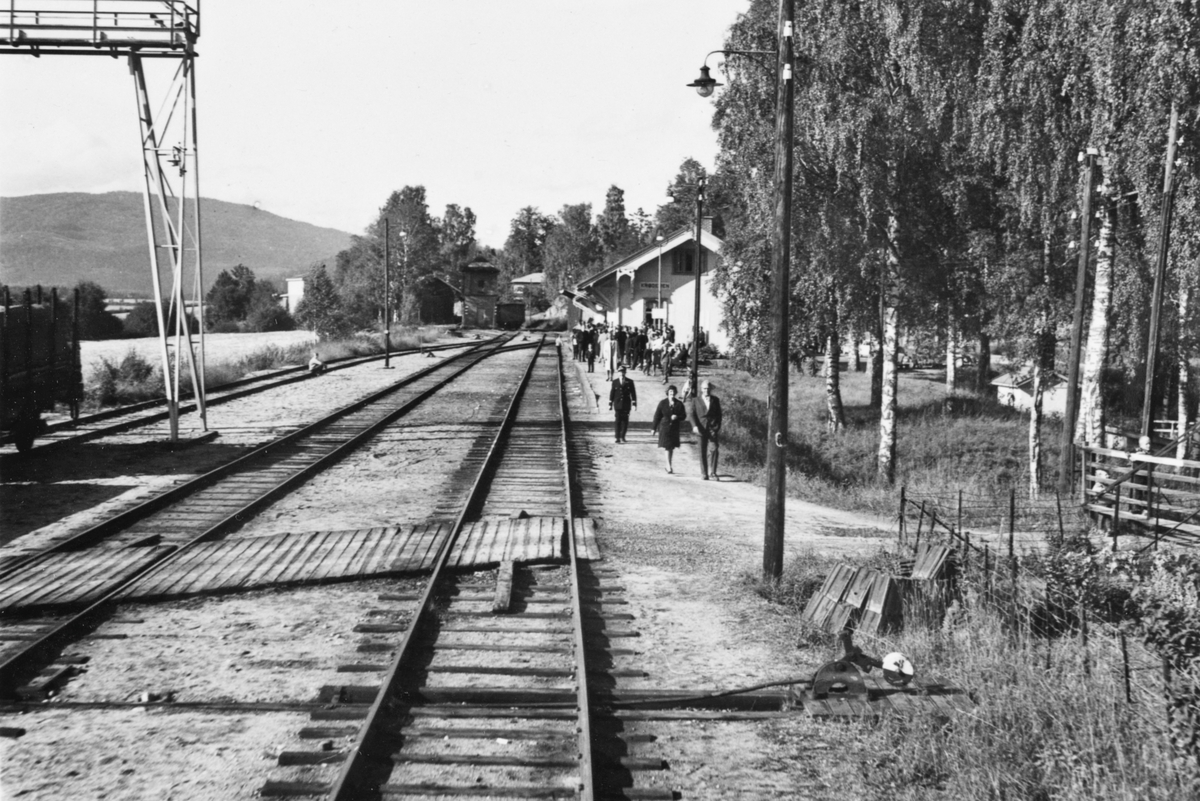 Oversiktsbilde fra Krøderen stasjon. Fotografert fra bakerste vogn i A/L Hølandsbanens veterantog.