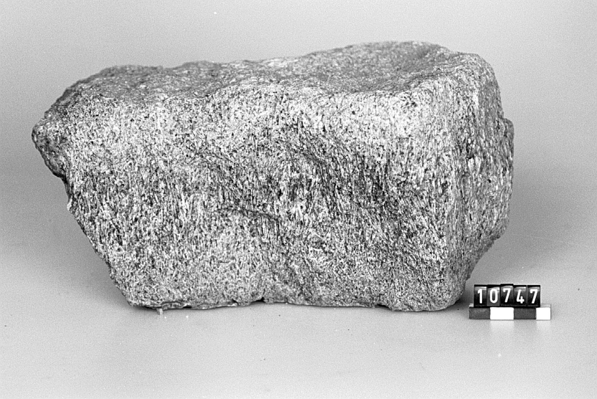 Svavelkaka, en bit som spruckit i två delar, var och en med måtten: L-150mm,B-195mm,H-105mm,vikt-3,1kg resp L-140mm,B-180mm,H-105mm,vikt-2,9kg.