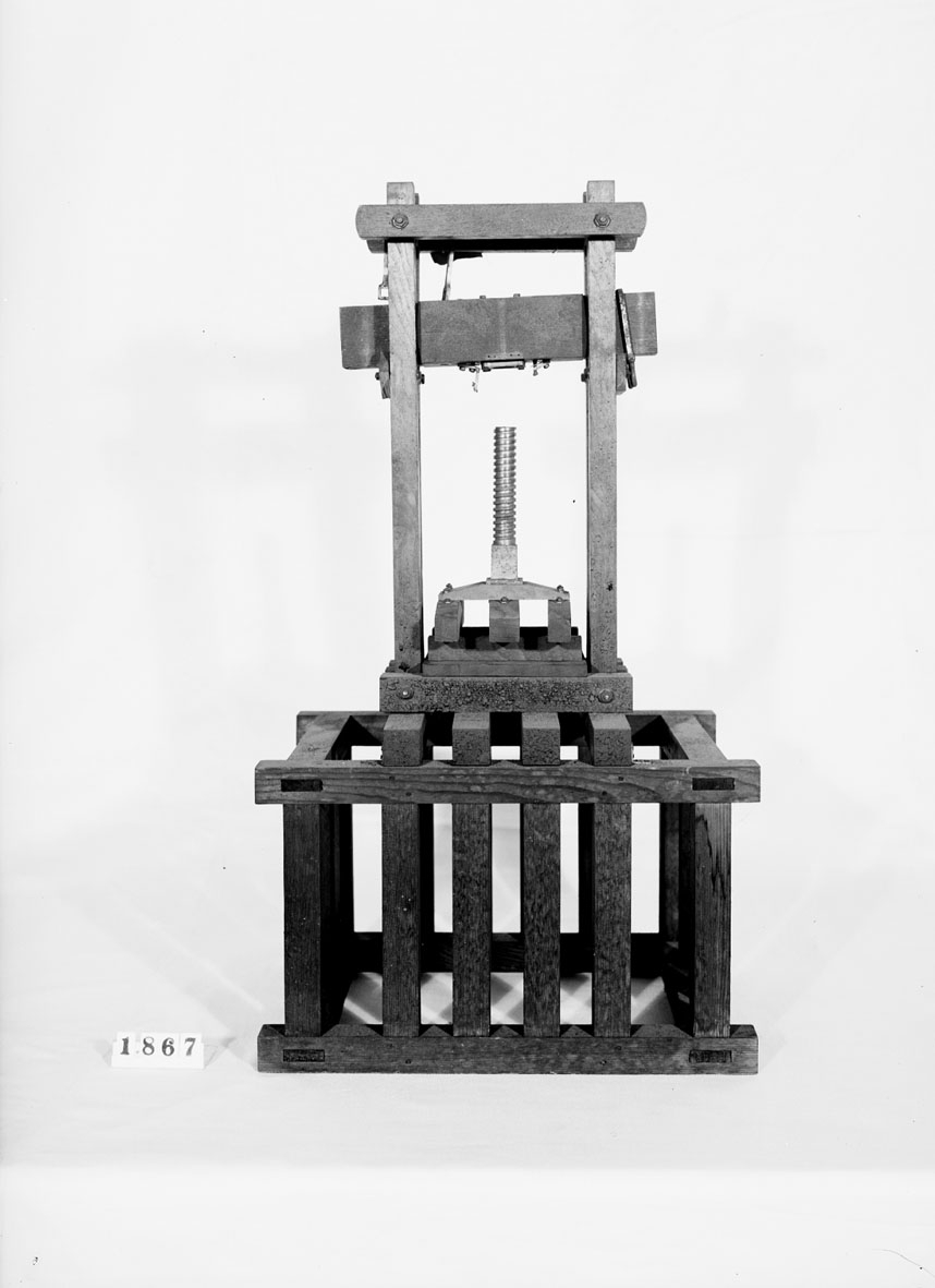 Modell av skruvpress. Text på föremålet: "N:o 57".