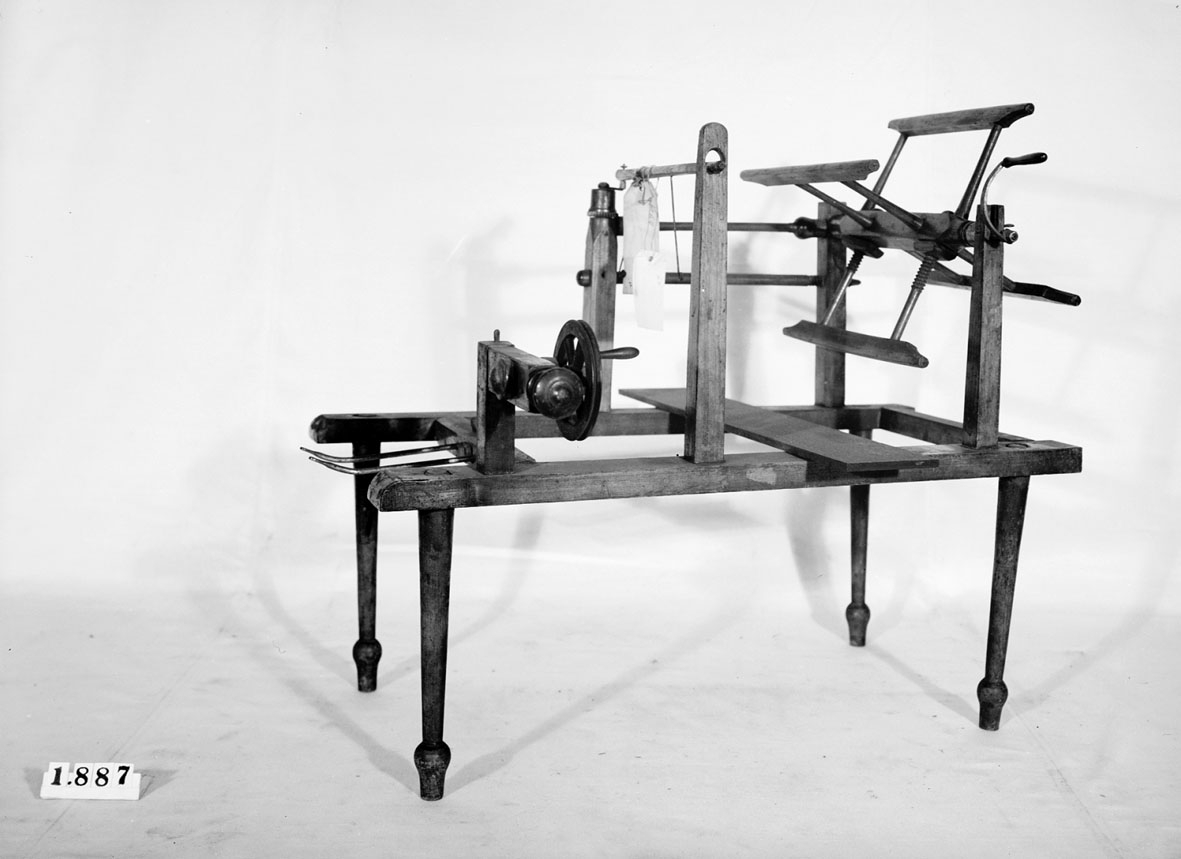 Modell av maskin för tvinning av silke. Text på föremålet: "Maskin för tvinning av råsilke. C-c-11 N:o 64".