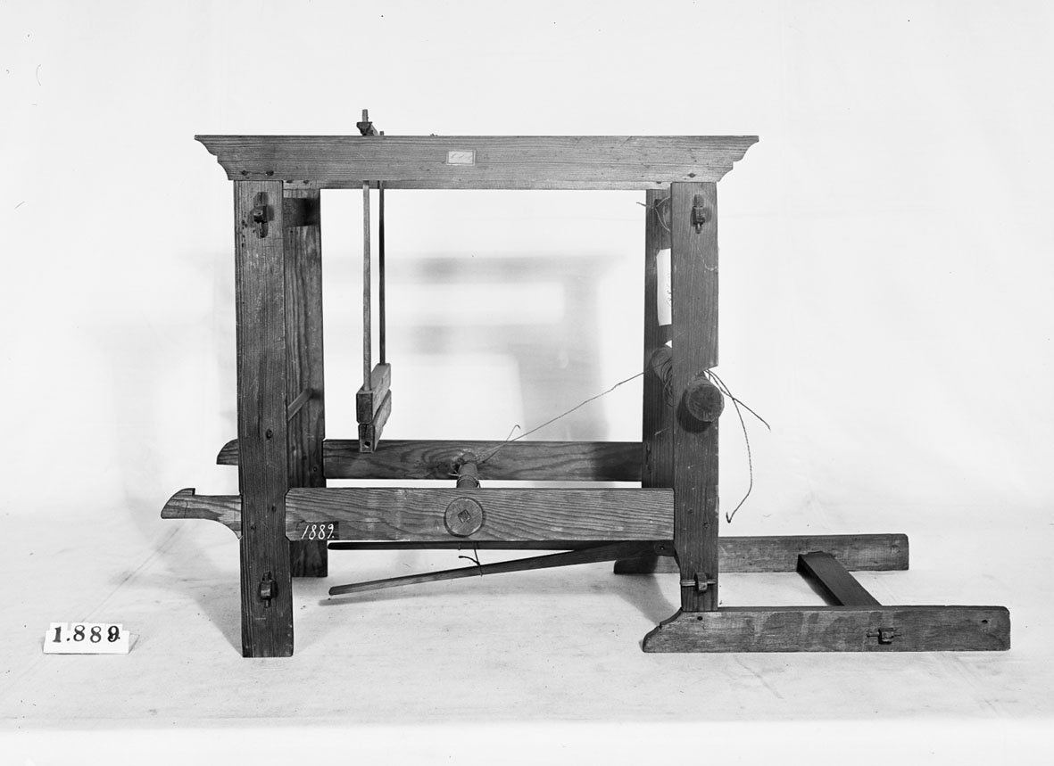 Modell av kinesisk vävstol. Text på föremålet: "Enkel mek. vävstol (av Nyström). XVII.D.12. C-d-11 N:o 70".