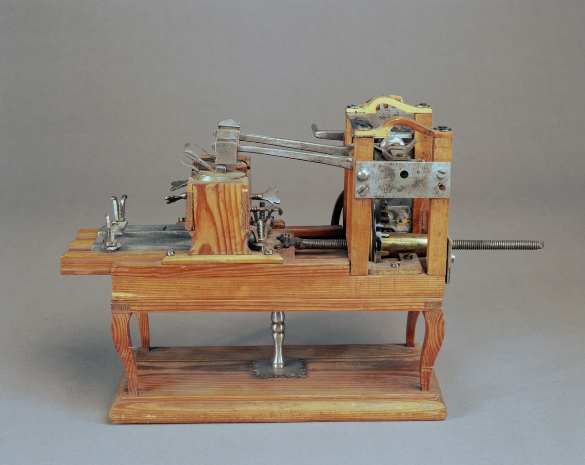 Model av filhuggningsmaskin. Text på föremålet: "A-x-3 81."