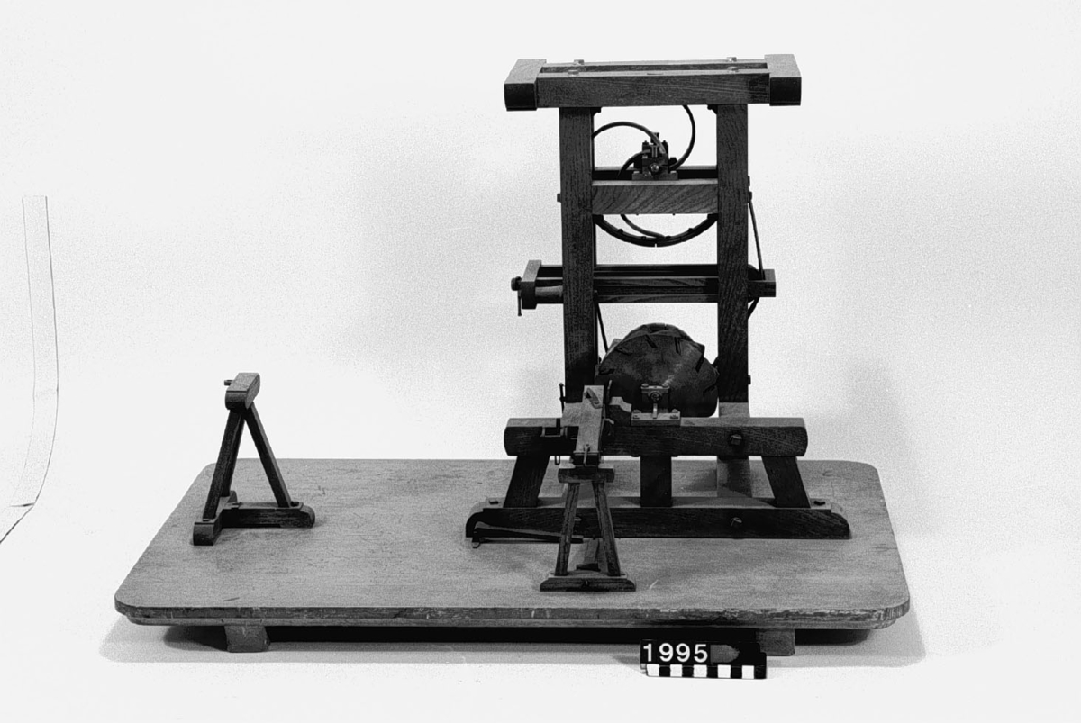 Modell av maskin för huggning av färgträ. Text på föremålet: "XIV.B.1. B-m-?"