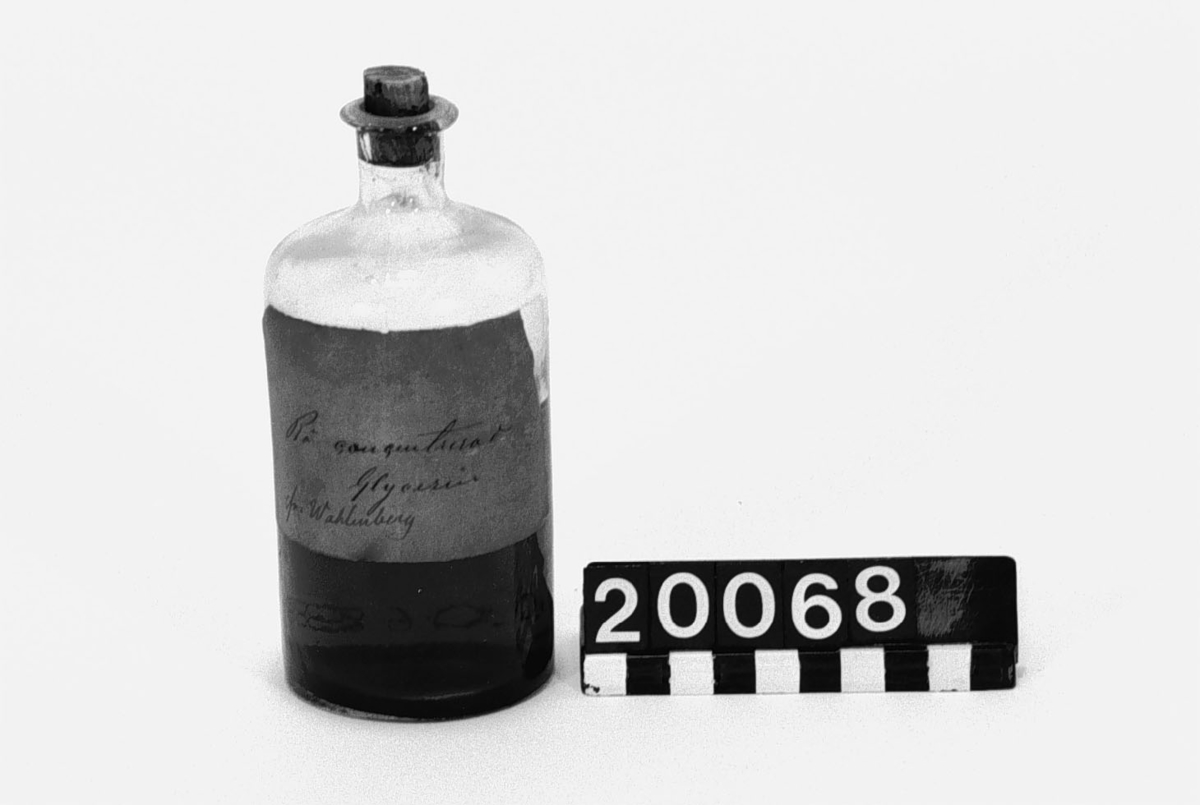 Prov på rå koncentrerad glycerin. I flaska av glas med etikett: "Rå concentrerad glycerin. fr. Wahlenberg".