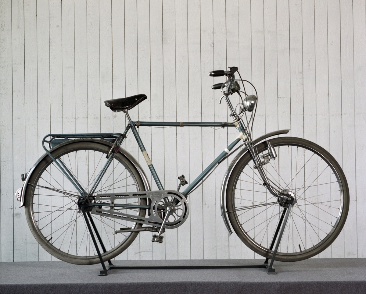 Cykel utrustad med treväxlat nav av märket Sturmey Archer (England) och hastighets mätare VDO. Handbromsar på båda hjulen. Belysning av märket Bosch. Framnav från 1948.
