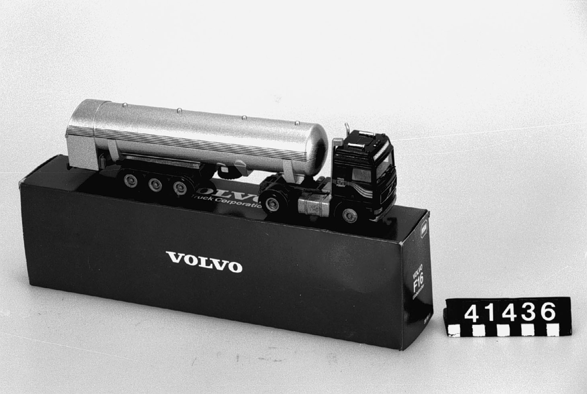 Lastbilsmodell med tankvagnssläp. Modell 4323 i skala 1:50.
Tillbehör: Originalförpackning.