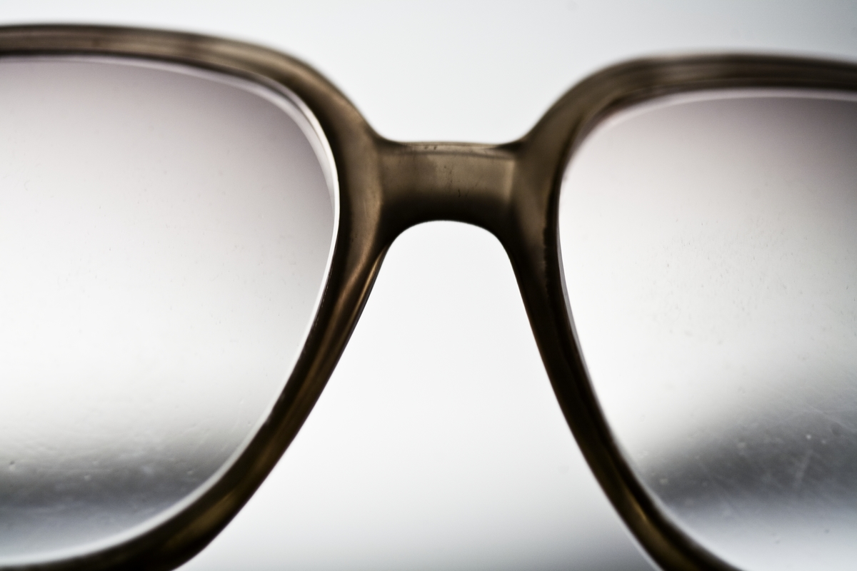 8 par glasögon av plast och glas. Måtten avser de största glasögonen. Glasögonen har bjärta, klara färger och stora ögonöppningar, typiska för tiden. Filos, 3 Christian Dior, Beatrice, Silhouette, Roodenstock Torro WD, ett par utan märkning.