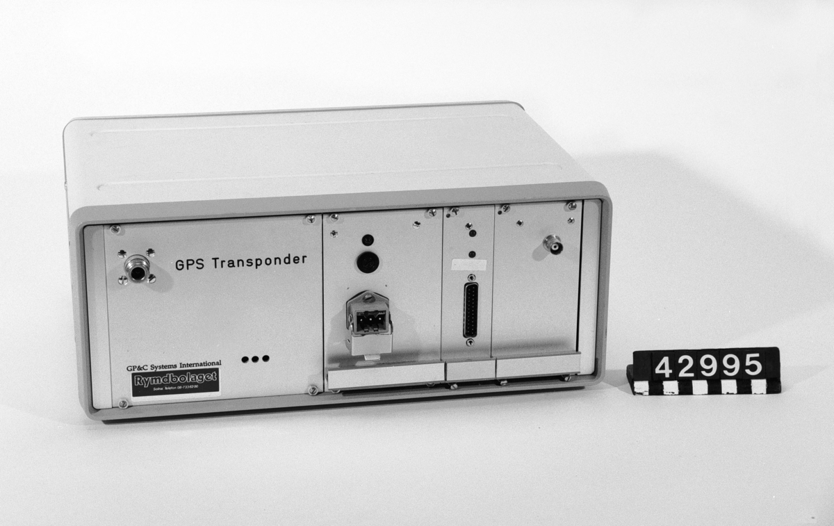 Denna apparatlåda är en första prototyp från 1990 till den av Håkan Lans uppfunna datalänken. En satellitnavigator, GPS och en datorstyrd VHF-radio utgör centralenhet, ofta kallad transponder. Tekniken är världsstandard inom sjö- respektive luftfart. För marina tillämpningar har systemet namnet Automatic Identification System, AIS. I flygsammanhang heter det VDL mode 4.  Transpondrarna ingår i system ombord på fartyg eller flygplan där de dels håller reda på position via GPS-systemet, dels kommunicerar via VHF-radio med andra transpondrar med uppgifter om den egna farkostens färdriktning, hastighet och position. Den insamlade information presenteras på bildskärmar så att den egna geografiska positionen syns tillsammans med andra farkoster i området. Informationen kan också samlas in av flygledning eller kustbevakning för att följa och övervaka trafik.