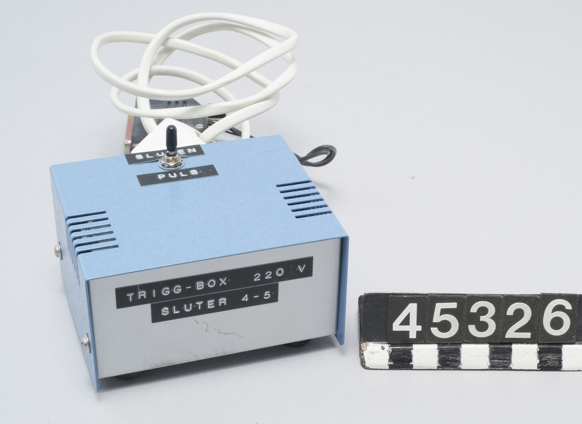 Box med slutande funktion för pinne 4-5, i blå apparatlåda. Kontakt med 25 pinnar. anslutning för 220 V.