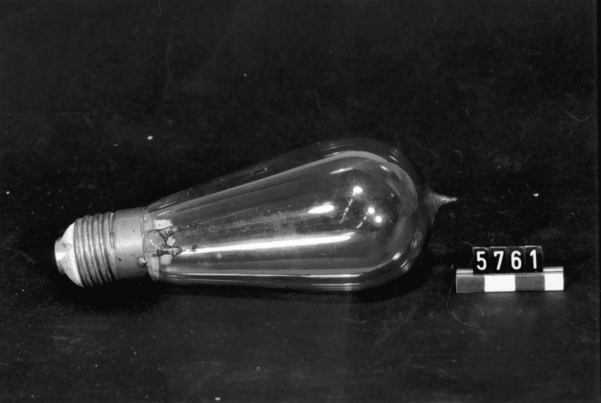 Koltrådslampa med enkel lystråd och Edisonfattning. För 110 volt, 16 normalljus.