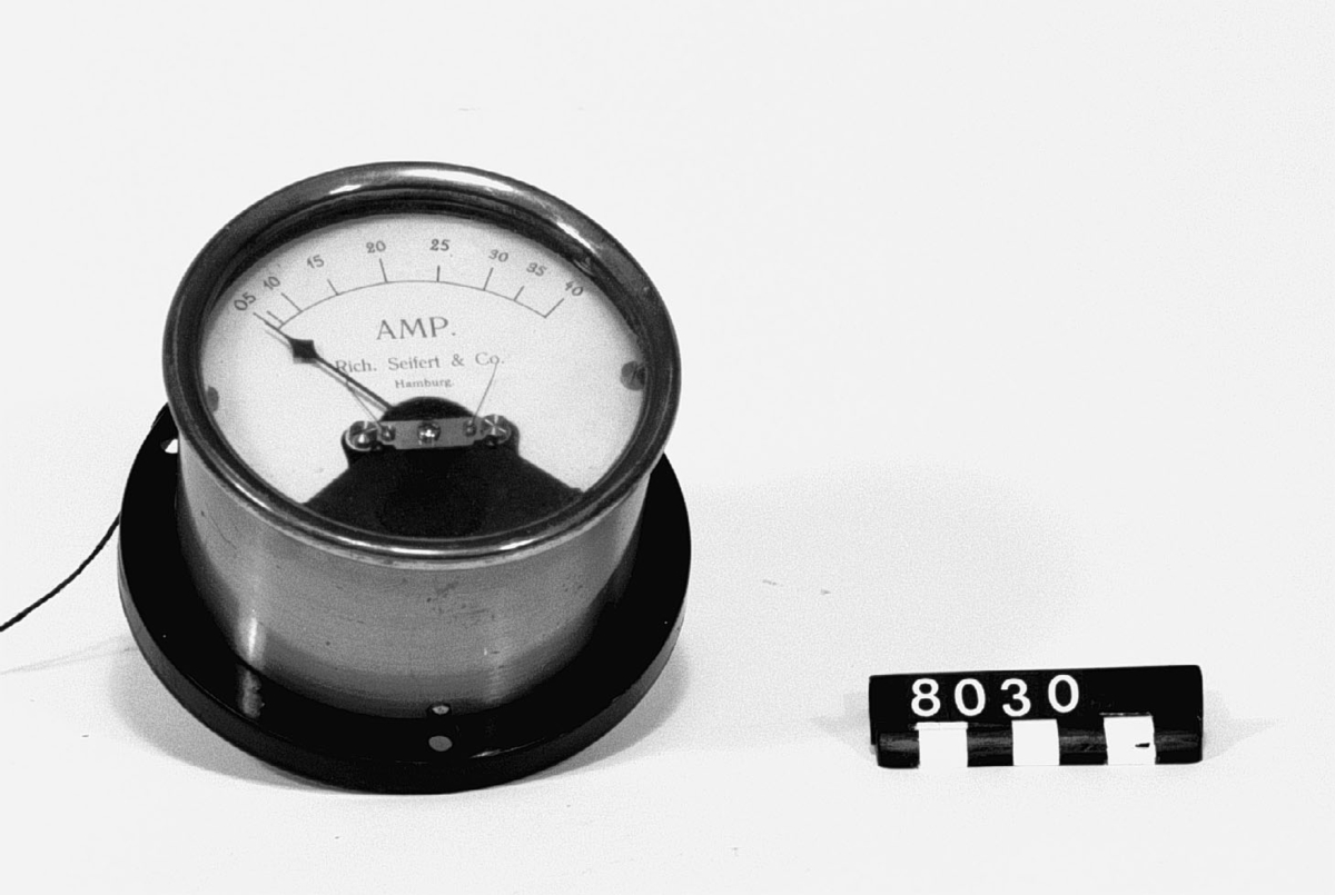 AmpÃ¨remeter till regleringsbord för röntgenapparat. "05 -10 -15 .... 40 Amp". "Rich. Seifert & Co., Hamburg".