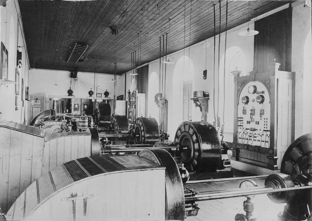 Interiör av Sveriges första 3-fas kraftstation 1893 efter det generator 5 för belysning installerats. Den var på 150 hk och 1-fas. Från generator 5 leder endast två ledare upp till taket. Uppförd av ASEA.