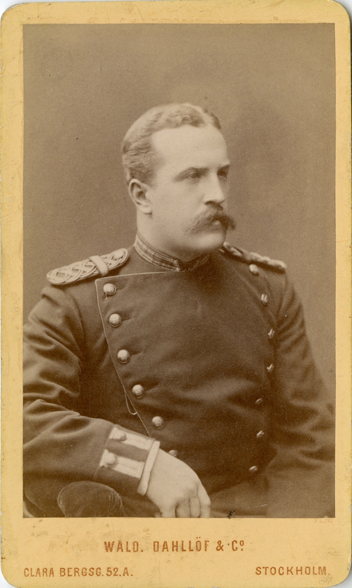 Porträtt av Fredrik Berling, officer vid Södra skånska infanteriregementet I 25.

Se även bild AMA.0021763.
