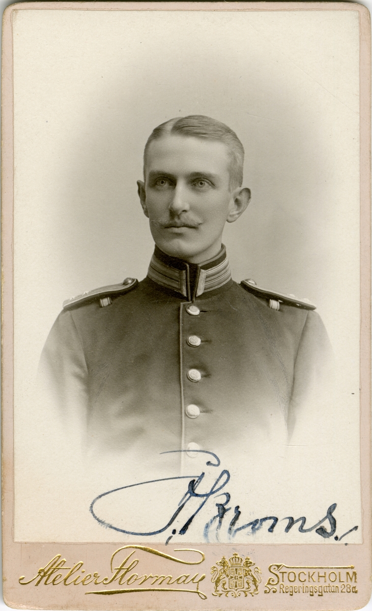 Porträtt av Johan Daniel Broms, officer vid Södermanlands regemente I 10.
Se även bild AMA.0007124.
