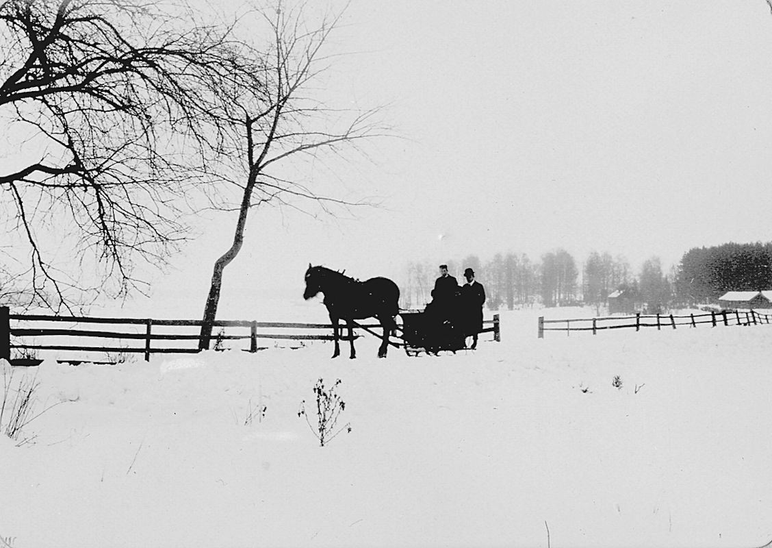 Vintermotiv, häst spänd för vagn, fyra personer i vagnen.
Bilden tagen vid Säbylund herrgård.
