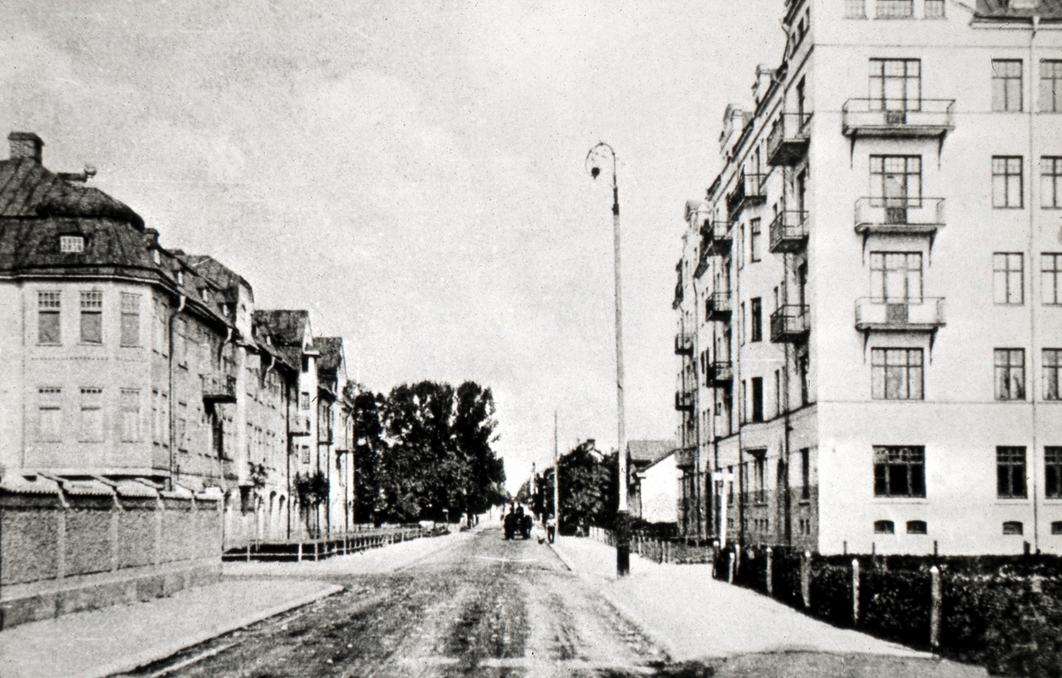 Nygatan/Manillagatan.
Bilden tagen mellan 1910 och 1929.
Nygatan 47 till höger byggdes 1910. Nygatan 43 till höger ännu ej byggd (byggdes 1929).