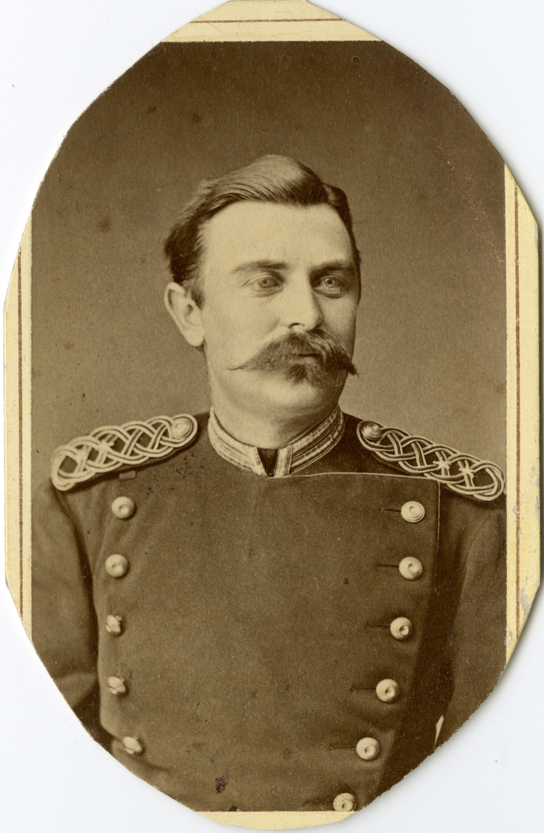 Porträtt av August Fredrik Bergh, officer vid Kronobergs regemente I 11.
Se även bild AMA.0006910.