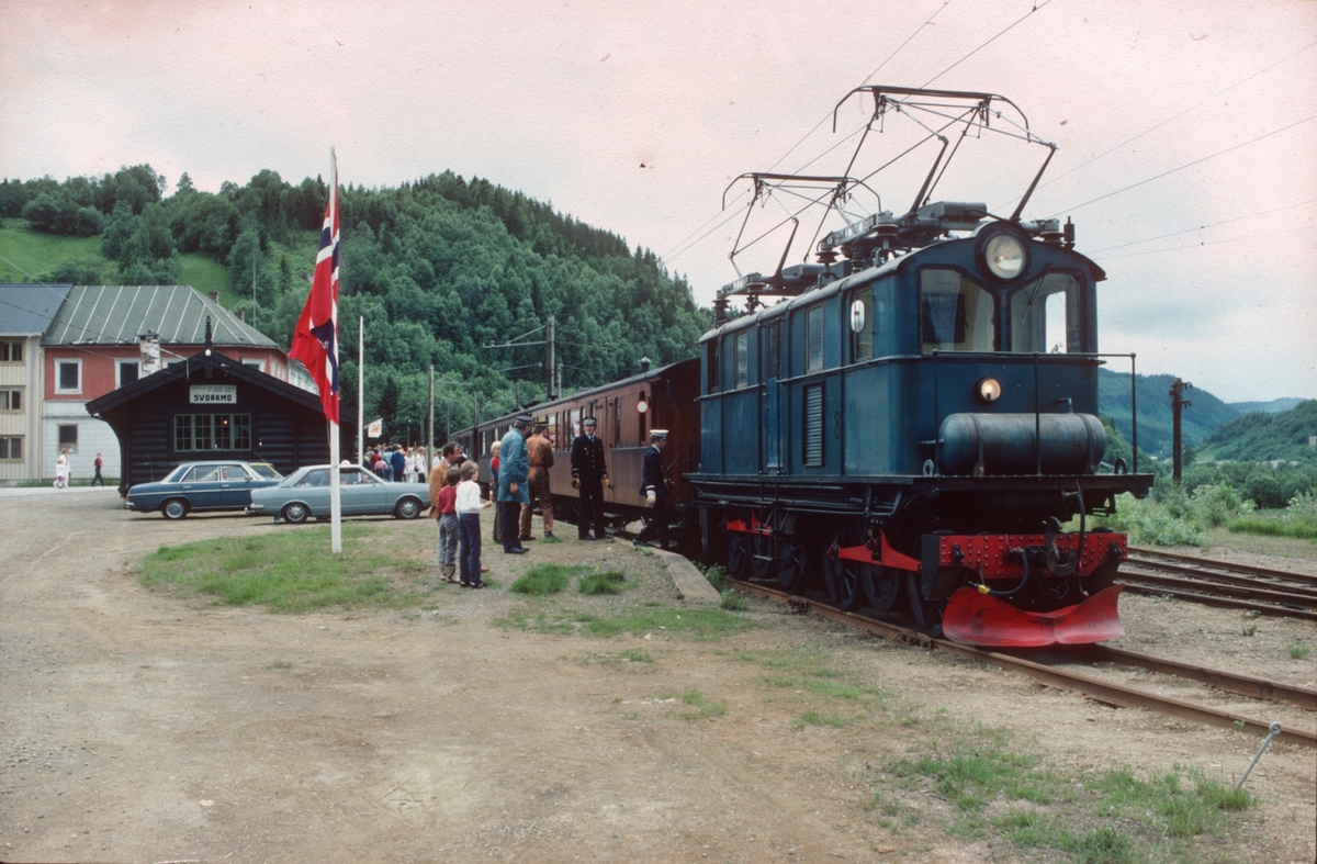 Veterantog på Svorkmo stasjon med Salvesen & Thams lokomotiv nr. 8 (ASEA).
