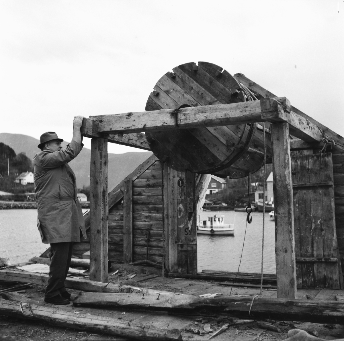 Handelsbuda på Larsnes i Sande. Vindehjulet(siste bildet) ble knust da det ramla ned. Buda står nå i tunet på Sunnmøre Museum.
