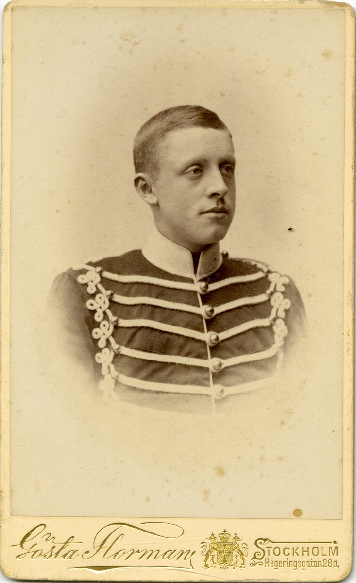 Porträtt av Broder Julius G:son Bergman, officersvolontär vid Livregementets husarer K 3.