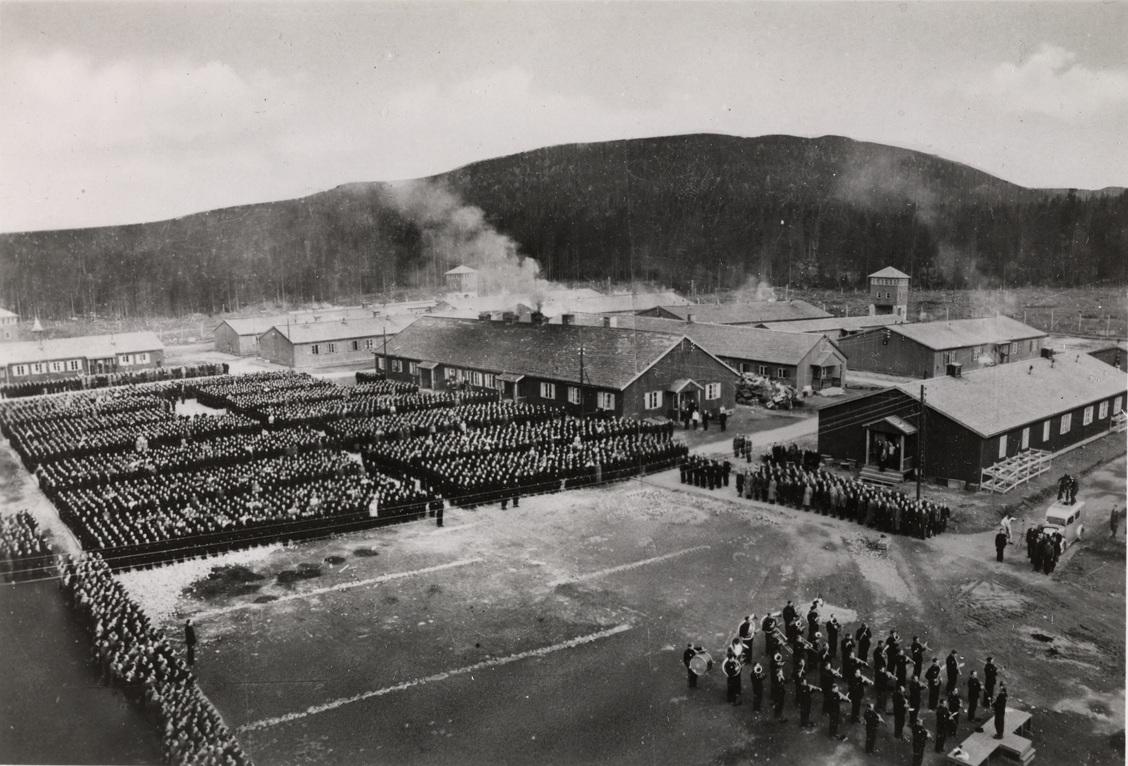 Fotografi ovenfra sorthvitt. Appellplassen på Grini frigjøringsdagen. Fangene står oppstilt.