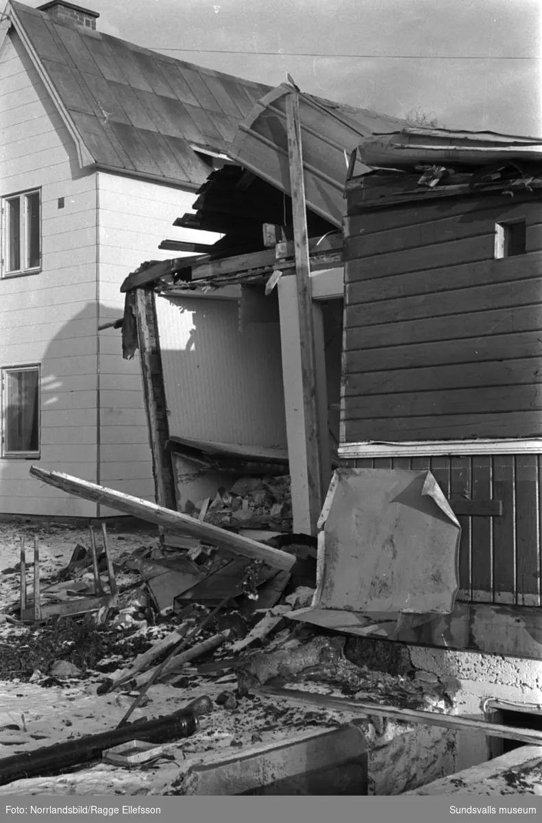 Bilder på skadade hus och en krossad bil efter tågkatastofen i Alby då Nordpilen den 6/9 1964 i hög fart spårade ur och fortsatte in bland bebodda hus längs järnvägsvallen.