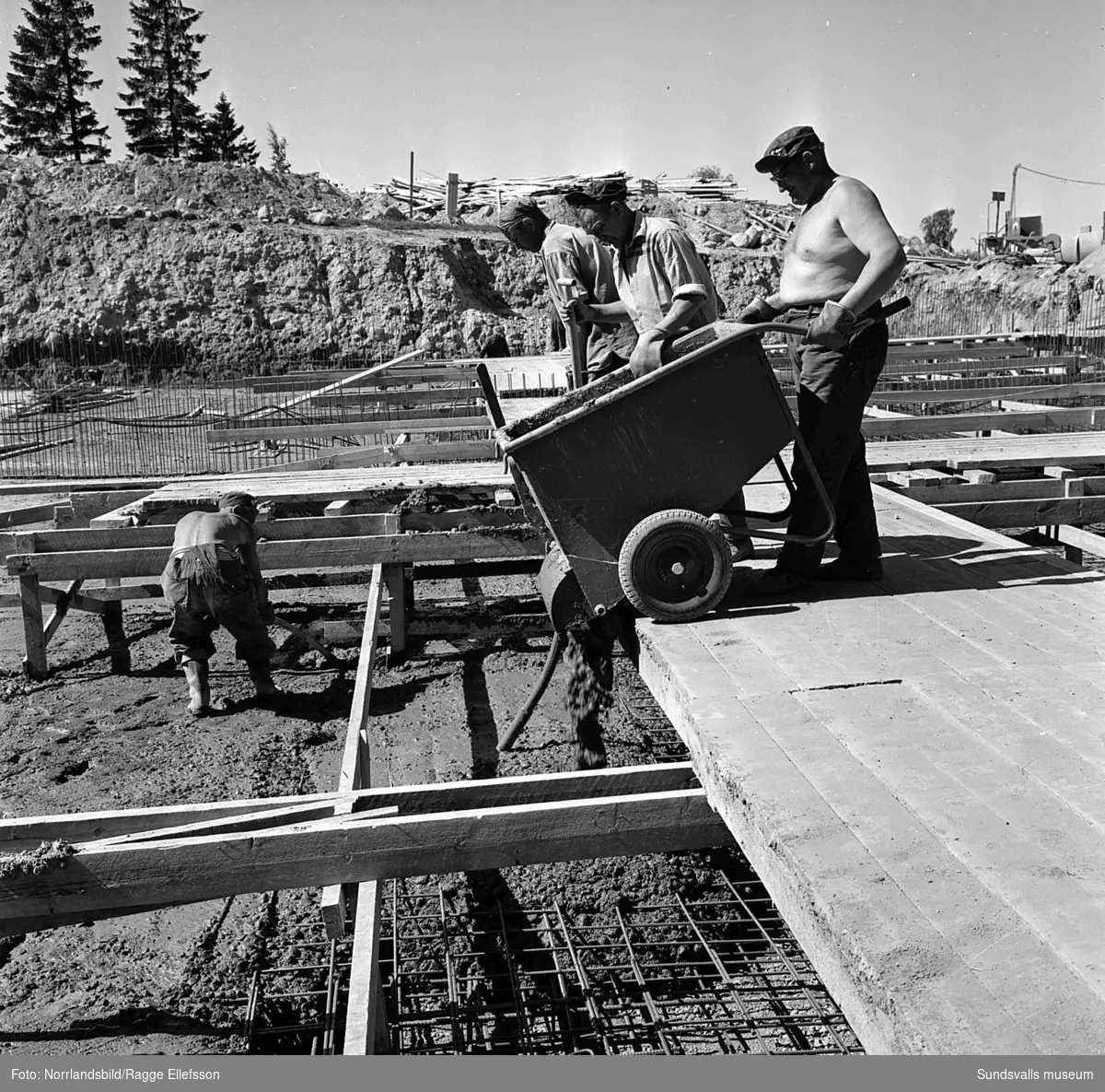 Gjutning pågår vid bygget av vattenreservoaren i Sidsjön.