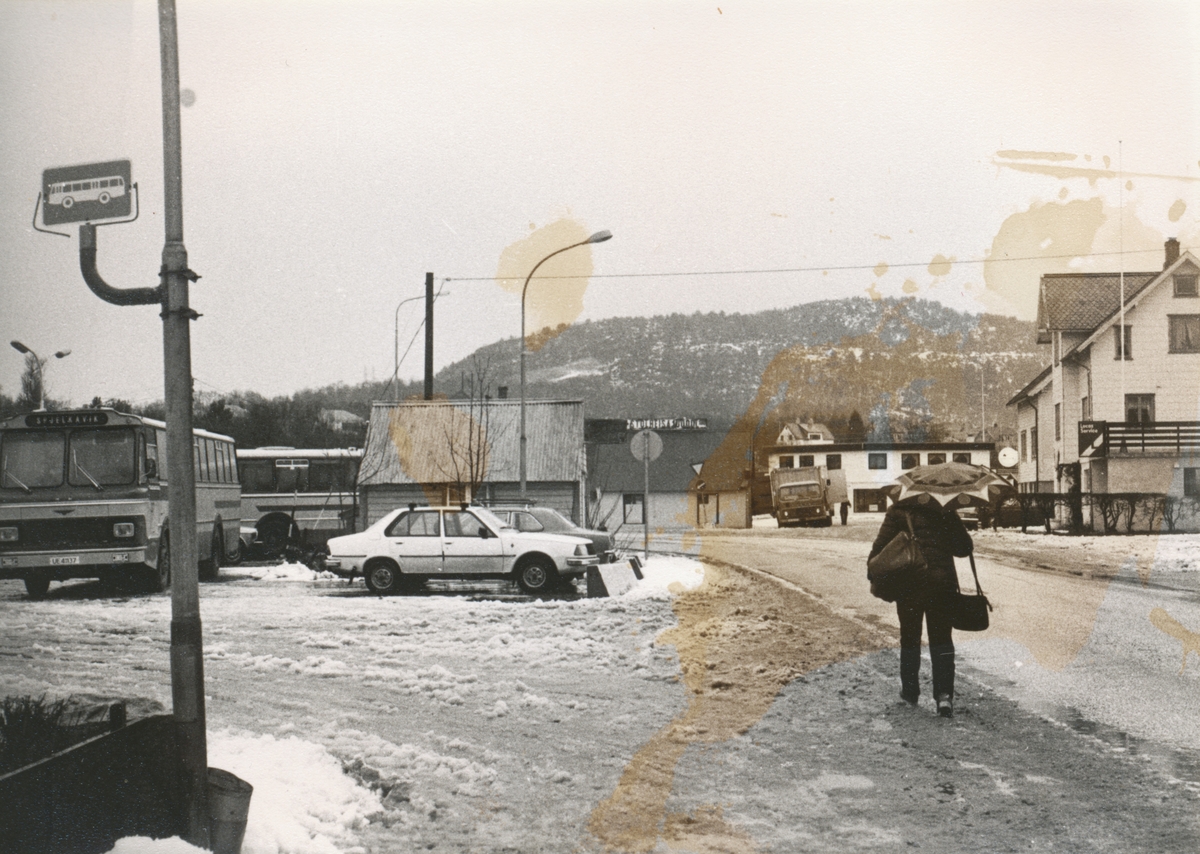 Dokumentasjonsbilder i serie av flytting og transport av Skomakerbuda fra Spjelkavika. Bilda viser hvor den stod før. På siste bildet står den ferdig renovert på Sunnmøre Museum.