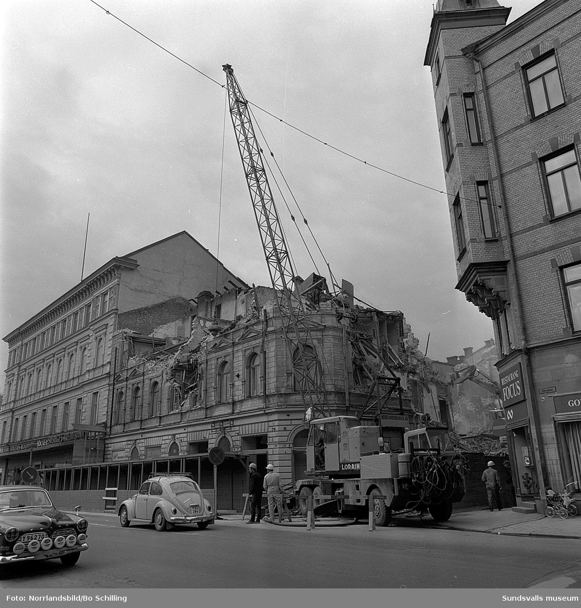 Rivning av huset vid Storgatan 20 i hörnet vid Bankgatan.