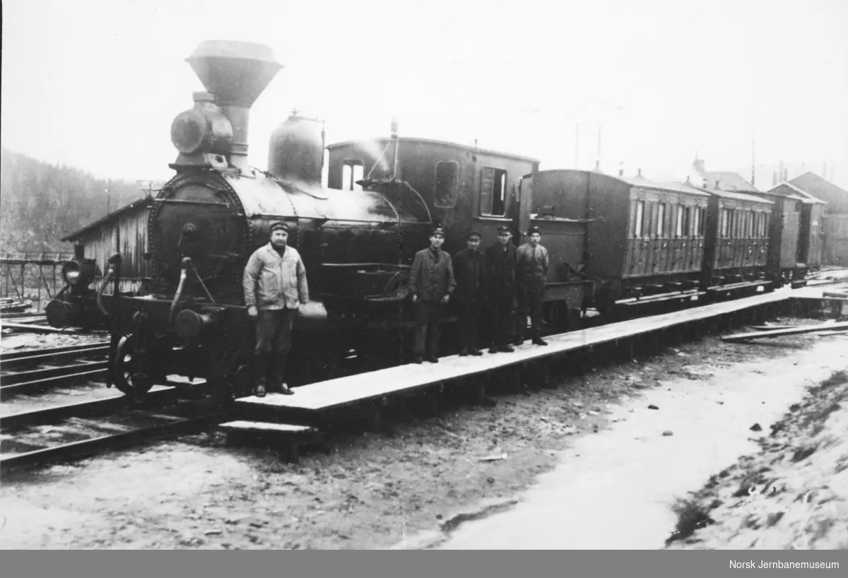 Tog på Bruksbanen Askim-Solbergfoss med damplokomotiv type 9a (trolig nr. 48 kjøpt fra NSB) og tre vogner