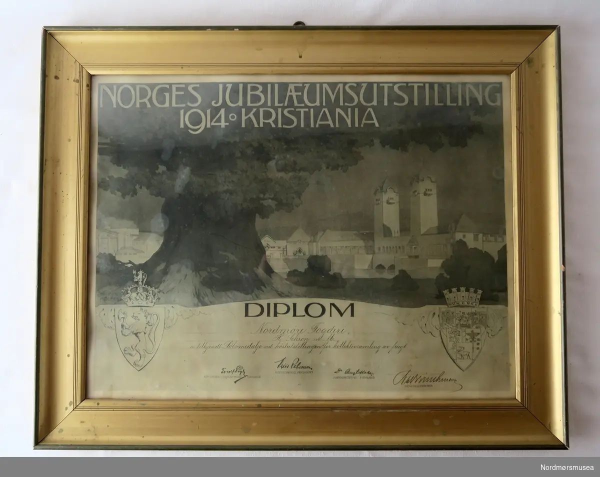 Stort diplom i glas og ramme. Gitt til Nordmøre Fogderi på Jubileumsutstillinga i 1914.