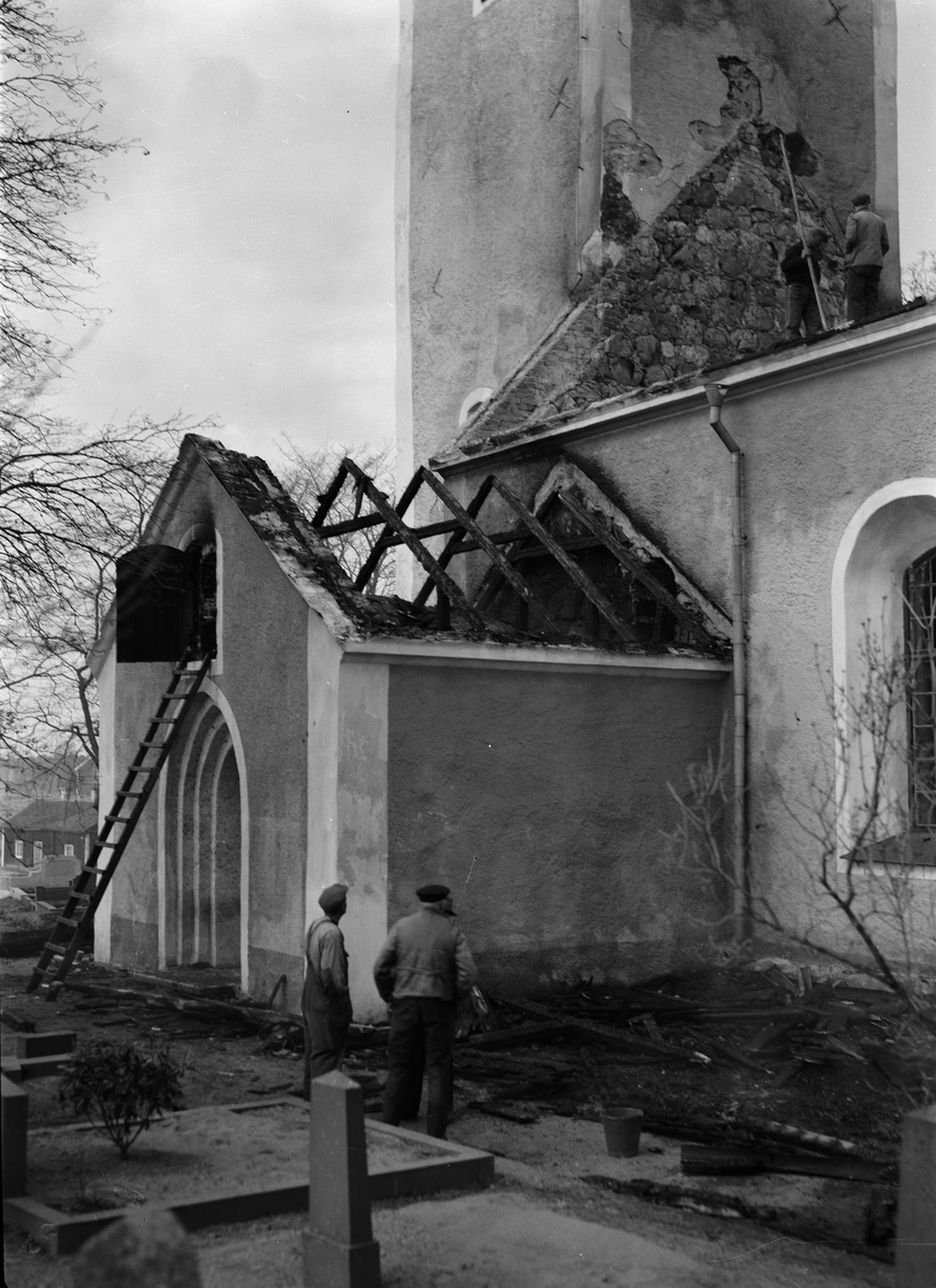 "Odensala kyrka härjad av brand", Uppland maj 1940