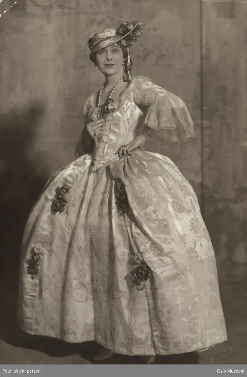 portrett, kvinne, operasangerinne, rollebilde, operetten "Madame Pompadour", stående helfigur, kostyme