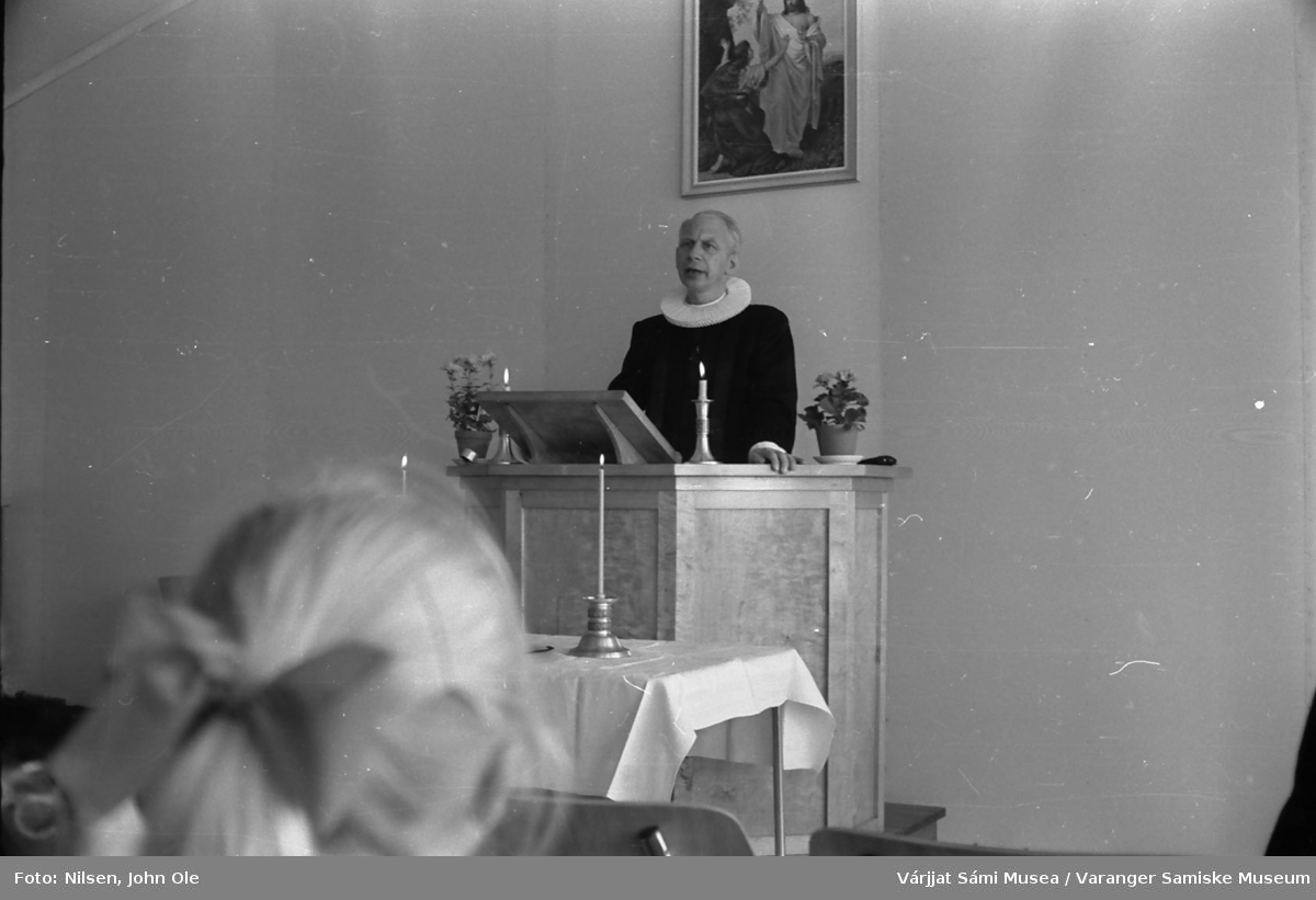 Innvielse av ungdomssenteret i Vestre Jakobselv. Prest Andersen fra Vadsø  på tale/prekestolen. 19. juni 1966.