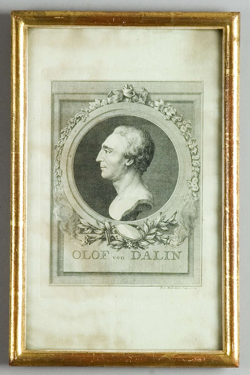 Koppartryck. Brösbild föreställande Olof von Dalin, i profil i rund medaljong med lagerstav och brinnande facklor omgiven av rektangulär ram.